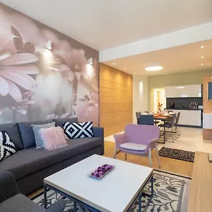 דירה Vitosha Blvd Luxury 2-bedroom, 2-bathroom With Balcony סופיה