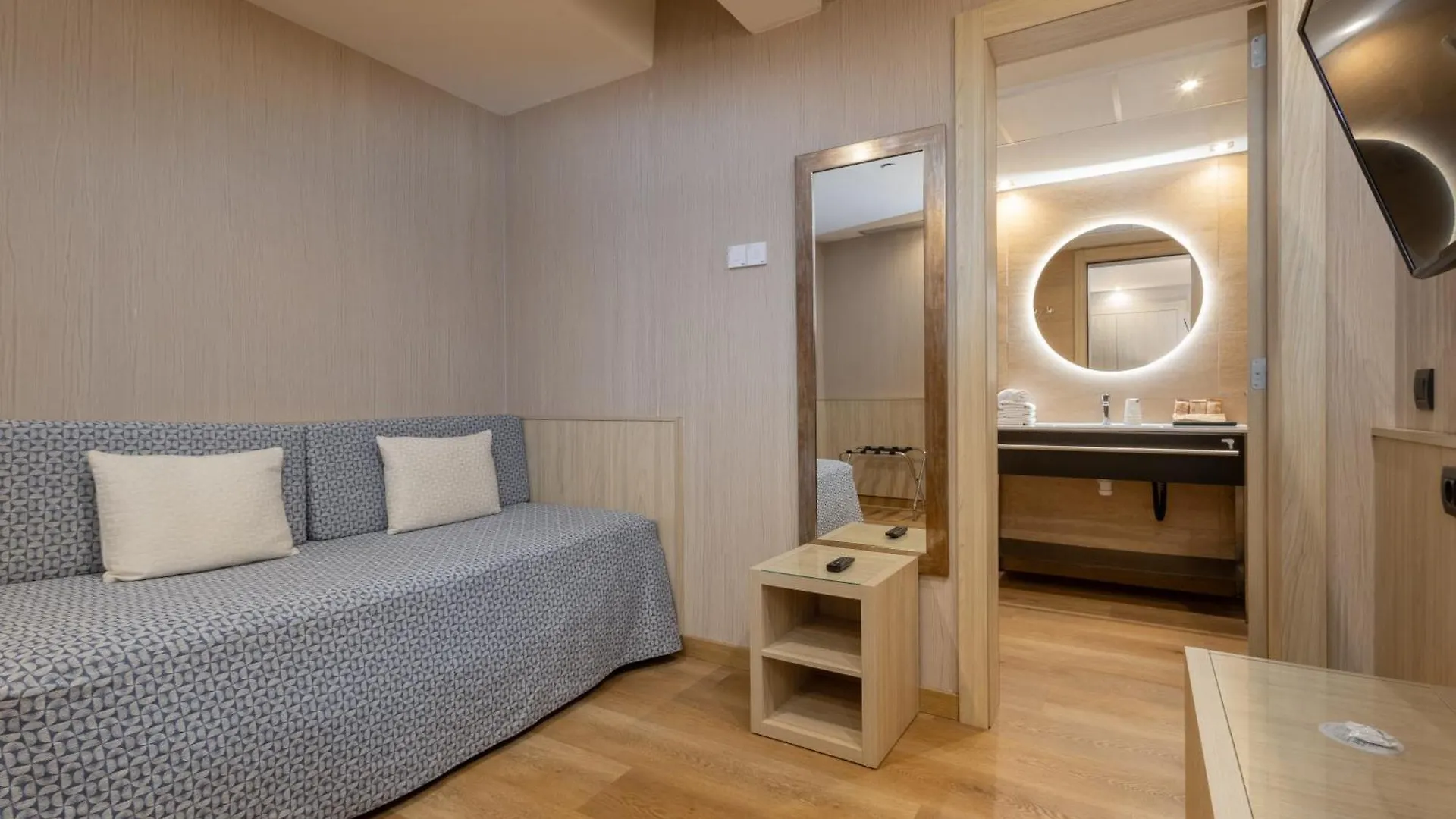 Hotel Rialto Barcelona 3*,  Spain